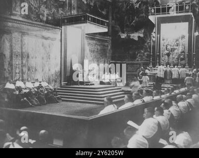 PAPA GIOVANNI XXIII CELEBRA LA MESSA NELLA CAPPELLA SISTINA IL 27 GENNAIO 1960 Foto Stock