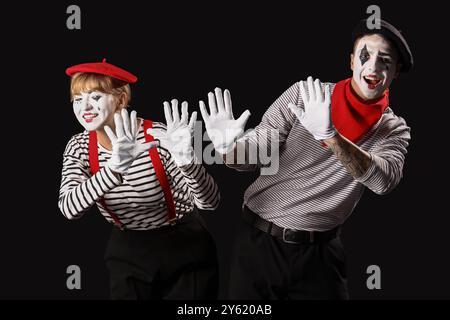 Un paio di pantomimisti su sfondo nero Foto Stock