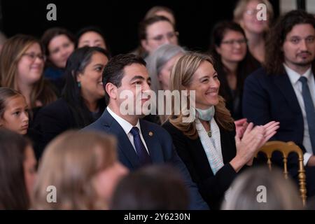 Il senatore George Helmy (democratico del New Jersey) ascolta il presidente degli Stati Uniti Joe Biden che dà il benvenuto al Gotham F.C. alla Casa Bianca di Washington, DC, per celebrare la loro stagione di campionato 2023, il 23 settembre 2024. Crediti: Chris Kleponis/CNP/MediaPunch Foto Stock