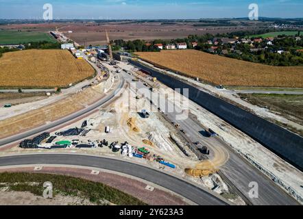 23 settembre 2024, Sassonia-Anhalt, Salzmünde: Veduta del cantiere del ponte Saale sulla superstrada 143. La struttura lunga 968 metri è la struttura più lunga della sezione settentrionale lunga quasi 13 chilometri. La circonvallazione occidentale della città di Halle collega la A14 con la A38. Chiude così la doppia tangenziale intorno a Halle e Lipsia ed è destinato a liberare la città di Halle dal traffico sovraregionale. (Vista aerea con drone) foto: Jan Woitas/dpa Foto Stock