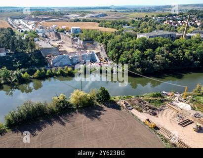 23 settembre 2024, Sassonia-Anhalt, Salzmünde: Veduta del cantiere del ponte Saale sulla superstrada 143. La struttura lunga 968 metri è la struttura più lunga della sezione settentrionale lunga quasi 13 chilometri. La circonvallazione occidentale della città di Halle collega la A14 con la A38. Chiude così la doppia tangenziale intorno a Halle e Lipsia ed è destinato a liberare la città di Halle dal traffico sovraregionale. (Vista aerea con drone) foto: Jan Woitas/dpa Foto Stock