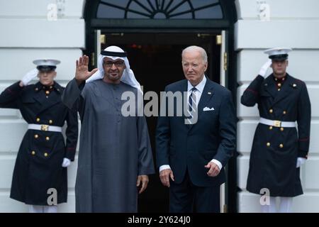 Washington DC, Stati Uniti. 23 settembre 2024. Il Presidente degli Stati Uniti Joe Biden dà il benvenuto al Presidente Sheikh Mohamed bin Zayed al Nahyan degli Emirati Arabi Uniti mentre arriva per un incontro alla Casa Bianca di Washington, DC, 23 settembre 2024.credito: Chris Kleponis/CNP /MediaPunch Credit: MediaPunch Inc/Alamy Live News Foto Stock