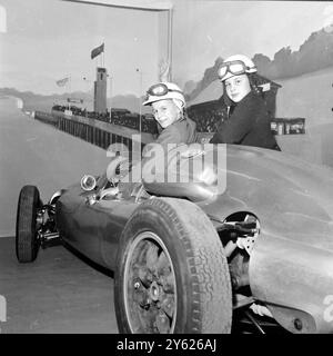 GLI STUDENTI NAZIONALI DI LONDRA POSSIEDONO UNA MOSTRA NELLA NATIONAL HALL DI OLYMPIA A LONDRA. LA 33A MOSTRA AD OGGI. IL CIRCOLO SPORTIVO CONSENTE AI VISITATORI DI PARTECIPARE A QUATTRO DEI 16 DIVERSI SPORT. SPETTACOLI FOTOGRAFICI AL VOLANTE DI UN'AUTO DA CORSA COOPER IAN PARKER 15 O HESTON NEL MIDDLESEX E DIETRO DI LUI C'È NICHOLAS HUITCHINS 12 DI HAMMERSMITH A LONDRA. 28 DICEMBRE 1959 Foto Stock