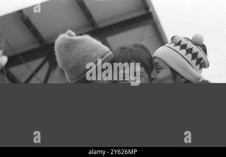 Baci per Nancy Green del Canada ( centro ) dopo aver vinto la medaglia d' oro nella gara olimpica di slalom gigante femminile , da Annie Famose della Francia ( a sinistra ) seconda , e Fernande Bochatay della Svizzera terza . 16 febbraio 1968 Foto Stock