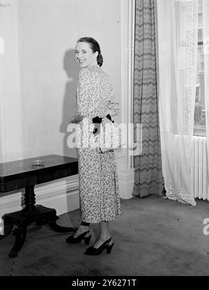 Il fiocco nero e l'effetto trambusto contraddistinguono questo abito "nuovo look" per la primavera in rosa e seta bianca. È stato presentato in una collezione in vista a Londra oggi. Febbraio 1948 Foto Stock