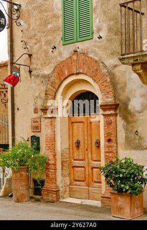 Il caratteristico borgo medioevale di Montisi si affaccia sui panorami mozzafiato delle Crete Senesi. Toscana, Italia Foto Stock