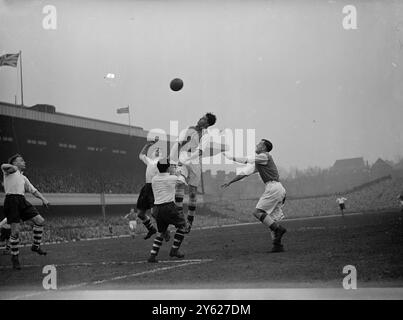 Compton, la metà centro dell'Arsenal, (centro) e Lewis il suo interno-sinistro, salgono in un centro tra i difensori di Preston, durante la partita di oggi a Highbury. 31 gennaio 1948 Foto Stock