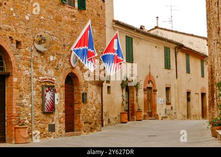 Il caratteristico borgo medioevale di Montisi si affaccia sui panorami mozzafiato delle Crete Senesi. Toscana, Italia Foto Stock