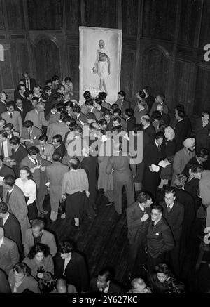 La notizia che Mahatma Gandhi era stato ucciso è stata letta da molte persone, dato che l'avviso è stato pubblicato fuori da India House oggi. Le immagini mostrano: Mentre la notizia della morte di Gandhi lampeggia in tutto il mondo i lori si riuniscono oggi nella biblioteca di India House. 30 gennaio 1948 Foto Stock