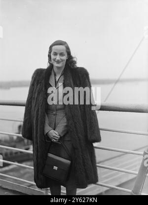 Arriva sulla nave ammiraglia americana "America" da New York, e Southampton oggi, la signora Montgomerie-Charrington, 27 anni di bellezza americana, che sta cercando di riconquistare il figlio di sei anni Robin. Robin e suo padre, il 32enne Robert Montgomerie-Charrington, ex ufficiale di Argyll e Sutherland, di Hunsdon House, Herts, sono scomparsi dalla casa di sua madre in Virginia il mese scorso. 28 gennaio 1948 Foto Stock