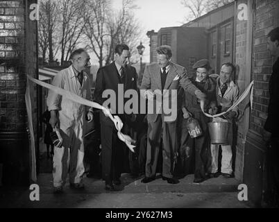 La star dello schermo Danny Kaye e' arrivata oggi ai Teddington Studios per eseguire la cerimonia di riapertura. Gli studi sono stati ricostruiti dopo il bombardamento aereo del luglio 1944, come risultato degli sforzi di Jack L. Warner della Warner Bros Pictures Ltd Le immagini mostrano: La star dello schermo di apertura formale Danny Kaye taglia il nastro per riaprire i Teddington Studios ricostruiti, sotto gli occhi ammiratori dei lavoratori dello studio di oggi. 29 gennaio 1948 Foto Stock