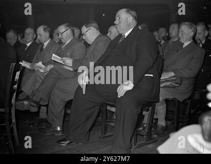 Gli agricoltori di tutta la Gran Bretagna erano oggi a Londra per partecipare all'assemblea generale annuale della National Farmers Union a Kingsway Hall. L'immagine mostra: Alcuni agricoltori ascoltano il discorso presidenziale alla riunione di stamattina. Uno studio in espressione. 27 gennaio 1948 Foto Stock