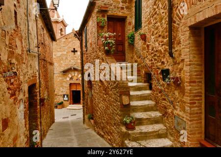 Il caratteristico borgo medioevale di Montisi si affaccia sui panorami mozzafiato delle Crete Senesi. Toscana, Italia Foto Stock