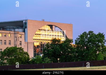 Berlino 2024: La Cancelleria federale è la residenza ufficiale del Cancelliere tedesco. Foto Stock