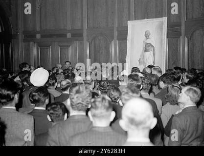 La notizia che Mahatma Gandhi era stato ucciso è stata letta da molte persone, dato che l'avviso è stato pubblicato fuori da India House oggi. Le immagini mostrano: Mentre la notizia della morte di Gandhi lampeggia in tutto il mondo i lori si riuniscono oggi nella biblioteca di India House. 30 gennaio 1948 Foto Stock