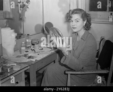 Sally Cooper, la figlia diciottenne della famosa Gladys Cooper ha fatto il suo arco inglese nel revival dello spettacolo "Deep Are the Routes" al Q Theatre ieri sera. Sally non ha problemi con il leggero accento americano che la parte chiama. Ha trascorso gli ultimi 10 anni sull'altra sponda dell'Atlantico e ha avuto una notevole esperienza sul palcoscenico. Con suo fratello, John Buckmaster, è apparsa nella produzione newyorkese di "Lady Windermere's Fat Sam" Picture Shows: Sally Cooper nella foto nel suo camerino al Q Theatre. 21 gennaio 1948 Foto Stock