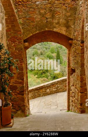 Il caratteristico borgo medioevale di Montisi si affaccia sui panorami mozzafiato delle Crete Senesi. Toscana, Italia Foto Stock