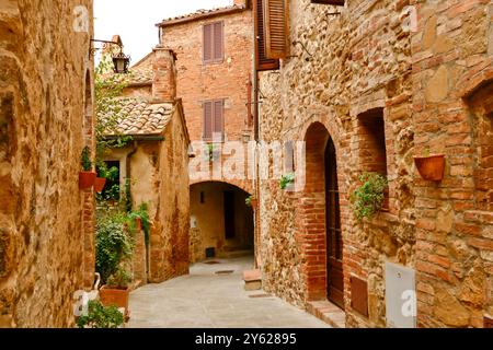 Il caratteristico borgo medioevale di Montisi si affaccia sui panorami mozzafiato delle Crete Senesi. Toscana, Italia Foto Stock