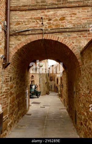 Il caratteristico borgo medioevale di Montisi si affaccia sui panorami mozzafiato delle Crete Senesi. Toscana, Italia Foto Stock