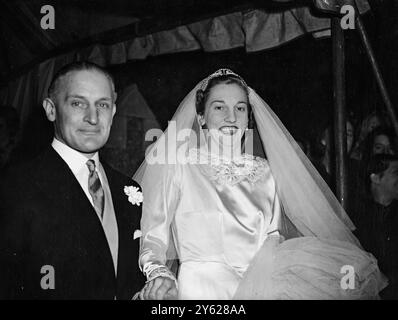 Il matrimonio tra Lady Doreen Hope, figlia minore dei Marchesi di Linlithgow - ex viceré dell'India - e col Errol Prior-Palmer, addetto militare dell'Ambasciata di H.M.Washington, ebbe luogo oggi presso la St Andrew's Church, Finchley Road. Una delle poche donne ad aver sparato a un leone, Lady Doreen cacciava il cinghiale, come padrone comune della caccia a Delhi. Il colonnello Prior-Palmer guidò una brigata corazzata per tutta la campagna europea. L'immagine mostra la sposa e lo sposo ritratti dopo il matrimonio. 9 gennaio 1948 Foto Stock