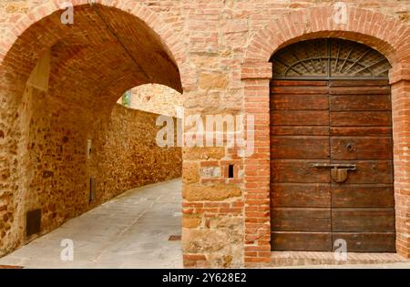 Il caratteristico borgo medioevale di Montisi si affaccia sui panorami mozzafiato delle Crete Senesi. Toscana, Italia Foto Stock