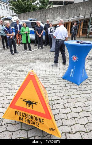 Innenministerin Behrens stellt neue Ausrüstungsgegenstände und Einsatzmittel der Polizei vor Weiterentwicklung des Fuhrparks, moderne Technik in der Unfallaufnahme, Drohnen und neue Polizeihubschrauber Hannnover Zentrale Polizeidirektion Nieder Niedersachsen, regione Hannover Germania *** il ministro degli interni Behrens presenta nuove attrezzature di polizia e nuove risorse della polizia della regione di Hannover della regione di Handrens Foto Stock