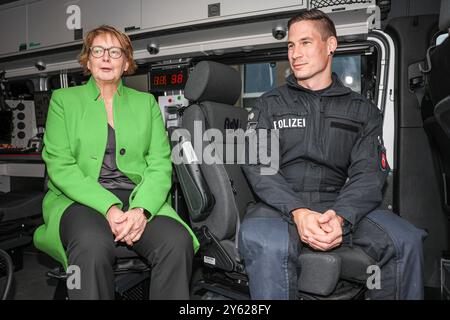 Innenministerin Behrens stellt neue Ausrüstungsgegenstände und Einsatzmittel der Polizei vor Weiterentwicklung des Fuhrparks, moderne Technik in der Unfallaufnahme, Drohnen und neue Polizeihubschrauber Hannnover Zentrale Polizeidirektion Nieder Niedersachsen, regione Hannover Germania *** il ministro degli interni Behrens presenta nuove attrezzature di polizia e nuove risorse della polizia della regione di Hannover della regione di Handrens Foto Stock