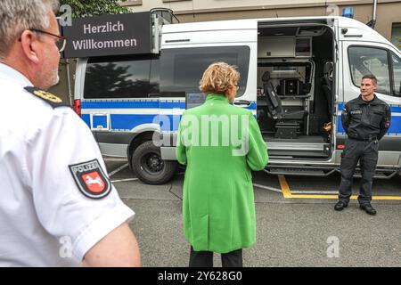 Innenministerin Behrens stellt neue Ausrüstungsgegenstände und Einsatzmittel der Polizei vor Weiterentwicklung des Fuhrparks, moderne Technik in der Unfallaufnahme, Drohnen und neue Polizeihubschrauber Hannnover Zentrale Polizeidirektion Nieder Niedersachsen, regione Hannover Germania *** il ministro degli interni Behrens presenta nuove attrezzature di polizia e nuove risorse della polizia della regione di Hannover della regione di Handrens Foto Stock