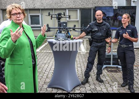 Innenministerin Behrens stellt neue Ausrüstungsgegenstände und Einsatzmittel der Polizei vor Weiterentwicklung des Fuhrparks, moderne Technik in der Unfallaufnahme, Drohnen und neue Polizeihubschrauber Hannnover Zentrale Polizeidirektion Nieder Niedersachsen, regione Hannover Germania *** il ministro degli interni Behrens presenta nuove attrezzature di polizia e nuove risorse della polizia della regione di Hannover della regione di Handrens Foto Stock