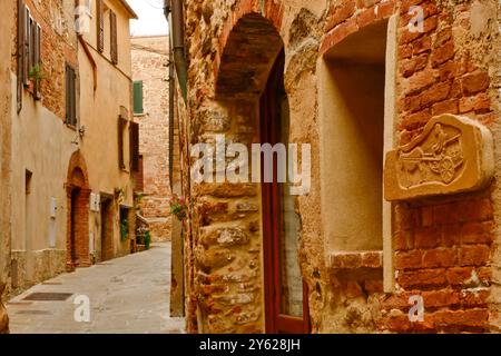 Il caratteristico borgo medioevale di Montisi si affaccia sui panorami mozzafiato delle Crete Senesi. Toscana, Italia Foto Stock