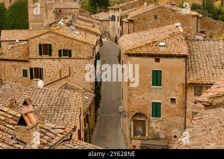 Il caratteristico borgo medioevale di Montisi si affaccia sui panorami mozzafiato delle Crete Senesi. Toscana, Italia Foto Stock