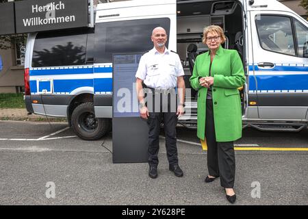 Innenministerin Behrens stellt neue Ausrüstungsgegenstände und Einsatzmittel der Polizei vor Weiterentwicklung des Fuhrparks, moderne Technik in der Unfallaufnahme, Drohnen und neue Polizeihubschrauber Hannnover Zentrale Polizeidirektion Nieder Niedersachsen, regione Hannover Germania *** il ministro degli interni Behrens presenta nuove attrezzature di polizia e nuove risorse della polizia della regione di Hannover della regione di Handrens Foto Stock