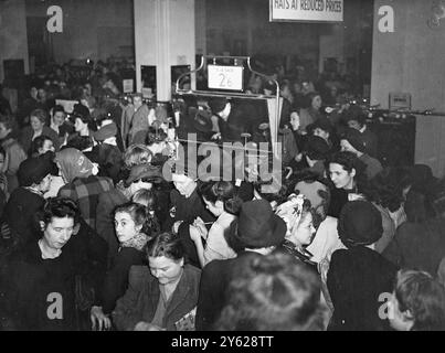 Gli amanti dello shopping alla ricerca di occasioni che mettono il fondo di tutti i record prebellici affollano questo negozio del West End, oggi, durante la prima mattina dei saldi della primavera di Londra. Il "nuovo look" del 1948 ha ridotto sia il prezzo che il valore coupon di molti articoli di abbigliamento femminile. 4 gennaio 1948 Foto Stock