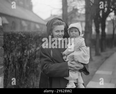 Stephen Geoffrey Jackson, di nove mesi, e' gia' un volantino Atlantico. Con sua madre, la signora Jean Jackson, sposò un G.I. e andò a vivere in Carolina del Nord 18 mesi Stephen Geoffrey tornò a Tottenham, la casa di sua madre, per essere battezzato nella chiesa che frequentava da bambina. Oggi, a Christchurch, si è tenuta la cerimonia. Le immagini mostrano: La signora Jean Jackson e Stephen Geoffrey dopo il Natale del bambino a Tottenham oggi. 18 gennaio 1948 Foto Stock