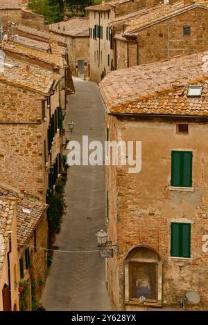 Il caratteristico borgo medioevale di Montisi si affaccia sui panorami mozzafiato delle Crete Senesi. Toscana, Italia Foto Stock