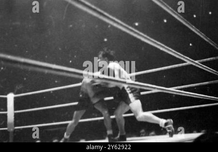 La lotta per il campionato europeo dei pesi bantam si è svolta all'Albert Hall di Londra, quando Jackie Paterson, di Glasgow (8°, 5 1/2 libbre) ha incontrato Theo Medina di Parigi (8°, 5 libbre, 13 oz). 19 marzo 1946 Foto Stock