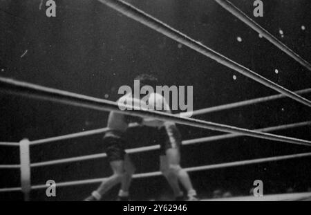 La lotta per il campionato europeo dei pesi bantam si è svolta all'Albert Hall di Londra, quando Jackie Paterson, di Glasgow (8°, 5 1/2 libbre) ha incontrato Theo Medina di Parigi (8°, 5 libbre, 13 oz). 19 marzo 1946 Foto Stock