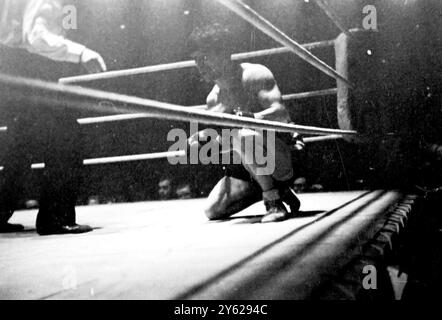 La lotta per il campionato europeo dei pesi bantam si è svolta all'Albert Hall di Londra, quando Jackie Paterson, di Glasgow (8°, 5 1/2 libbre) ha incontrato Theo Medina di Parigi (8°, 5 libbre, 13 oz). La foto mostra Paterson a terra per uno dei suoi tre conti di nove. 19 marzo 1946 Foto Stock