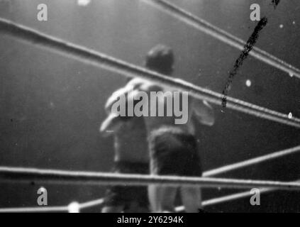 La lotta per il campionato europeo dei pesi bantam si è svolta all'Albert Hall di Londra, quando Jackie Paterson, di Glasgow (8°, 5 1/2 libbre) ha incontrato Theo Medina di Parigi (8°, 5 libbre, 13 oz). La foto mostra che Medina (a sinistra) entra nella guardia di Paterson. 19 marzo 1946 Foto Stock