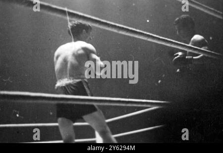 La lotta per il campionato europeo dei pesi bantam si è svolta all'Albert Hall di Londra, quando Jackie Paterson, di Glasgow (8°, 5 1/2 libbre) ha incontrato Theo Medina di Parigi (8°, 5 libbre, 13 oz). 19 marzo 1946 Foto Stock