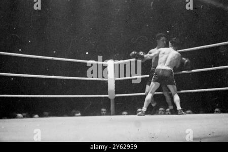 La lotta per il campionato europeo dei pesi bantam si è svolta all'Albert Hall di Londra, quando Jackie Paterson, di Glasgow (8°, 5 1/2 libbre) ha incontrato Theo Medina di Parigi (8°, 5 libbre, 13 oz). 19 marzo 1946 Foto Stock