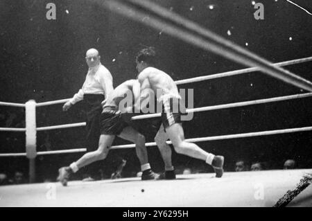 La lotta per il campionato europeo dei pesi bantam si è svolta all'Albert Hall di Londra, quando Jackie Paterson, di Glasgow (8°, 5 1/2 libbre) ha incontrato Theo Medina di Parigi (8°, 5 libbre, 13 oz). La foto mostra che Medina (a sinistra) entra nella guardia di Paterson. 19 marzo 1946 Foto Stock