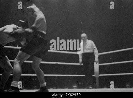 La lotta per il campionato europeo dei pesi bantam si è svolta all'Albert Hall di Londra, quando Jackie Paterson, di Glasgow (8°, 5 1/2 libbre) ha incontrato Theo Medina di Parigi (8°, 5 libbre, 13 oz). La foto mostra che Medina gira a sinistra verso la testa di Paterson. 19 marzo 1946 Foto Stock