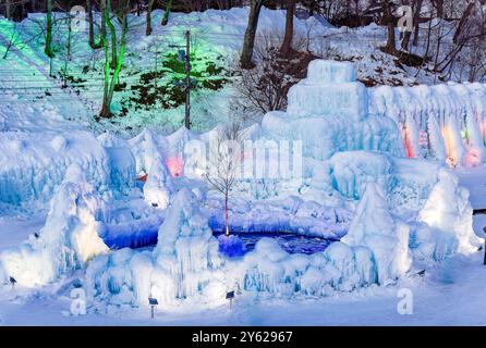 Colonne di ghiaccio ghiacciate illuminate sul lago Shikotsu a Hokkaido, Giappone Foto Stock