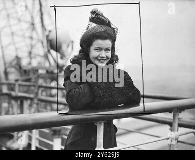 L'attrice Anne Crowley sembra vestita per il ruolo di Little's Miss Muffet, mentre oggi sorride un benvenuto a Southampton. Miss Crowley, arrivata da New York sul liner della Cunard White Star "Queen Mary", prenderà il comando dello show americano "Oklahoma", ora in scena a Londra. 2 gennaio 1948 Foto Stock