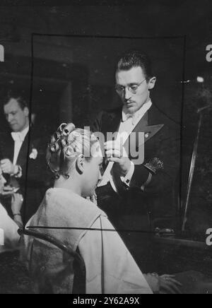 I parrucchieri britannici hanno avuto un'intensa domenica libera oggi, quando si sono riuniti alla Seymour Hall e Marylebone per competere per il Silver Rose Bowl Contest, organizzato dalla Fellowship of Hair Artists of Great Britain. In un concorso aperto solo ai partecipanti britannici, è stato utilizzato uno stile set - la moda Fellowship Winter per il 1948. Dopo la gara, i concorrenti si sono rilassati e hanno visto i campioni internazionali dimostrare l'arte del coiffure. La foto mostra: Monsieur Lintermans di Charlie ROI, in Belgio, indossava un cuscino a spillo appositamente progettato sulla manica del suo cappotto di coda mentre mostrava il suo coiffure a la Belg Foto Stock