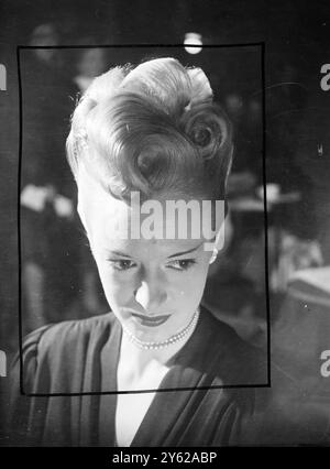 I parrucchieri britannici hanno avuto un'intensa domenica libera oggi, quando si sono riuniti alla Seymour Hall e Marylebone per competere per il Silver Rose Bowl Contest, organizzato dalla Fellowship of Hair Artists of Great Britain. In un concorso aperto solo ai partecipanti britannici, è stato utilizzato uno stile set - la moda Fellowship Winter per il 1948. Spettacoli fotografici: Miss Barbara Clark del, ritratta pronta ad affrontare i giudici dopo che i suoi capelli erano stati vestiti da Michelle di Marylebone. 7 dicembre 1947 Foto Stock