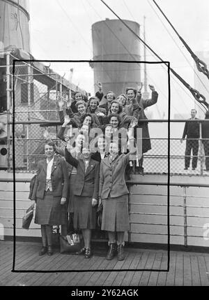 Arrivando a Southampton da New York oggi, a bordo della Cunard White Star Liner Queen Mary erano membri della squadra di hockey femminile All England che ha vinto o le sue 18 partite negli Stati Uniti. L'unica squadra inglese che è riuscita a vincere qualcosa negli Stati Uniti per un decennio, la squadra dopo aver pagato le proprie tariffe ha continuato a battere tutti i partecipanti negli Stati Uniti e ha accumulato 203 gol con solo cinque contro. L'immagine mostra: "Conquering Heroines" in basso da sinistra a destra Joan Warwick - Umpire, Peggy Lodge - Capitano, e Jean Finley. 17 dicembre 1947 Foto Stock