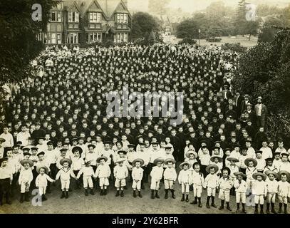 Probabilmente tutti i ragazzi di Stepney e Limehouse Homes, Leopold House, Stepney Home (primi anni '1900) - Thomas John Barnardo (4 luglio 1845 - 19 settembre 1905), filantropo irlandese, fondatore e direttore di case per bambini indigenti, nacque a Dublino, in Irlanda, nel 1845. Dalla fondazione della prima casa di Barnardo nel 1870 alla data della morte di Barnardo, quasi 60.000 bambini erano stati salvati, addestrati e messi in vita. L'opera di Thomas Barnardo è continuata oggi dall'ente caritatevole Barnardo's.. ©Barnardo's / TopFoto Foto Stock