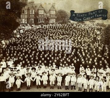 Probabilmente tutti i ragazzi di Stepney e Limehouse Homes, Leopold House, Stepney Home (primi anni '1900) - Thomas John Barnardo (4 luglio 1845 - 19 settembre 1905), filantropo irlandese, fondatore e direttore di case per bambini indigenti, nacque a Dublino, in Irlanda, nel 1845. Dalla fondazione della prima casa di Barnardo nel 1870 alla data della morte di Barnardo, quasi 60.000 bambini erano stati salvati, addestrati e messi in vita. L'opera di Thomas Barnardo è continuata oggi dall'ente caritatevole Barnardo's.. ©Barnardo's / TopFoto Foto Stock